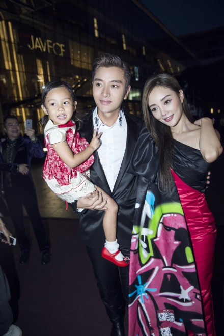 Tianxin and her parents Jia Nailiang, Li Xiaolu in 2015 BAZAAR 