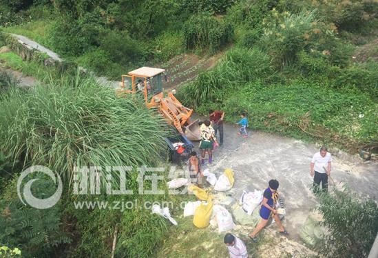 Local villagers are looting spilled rice.