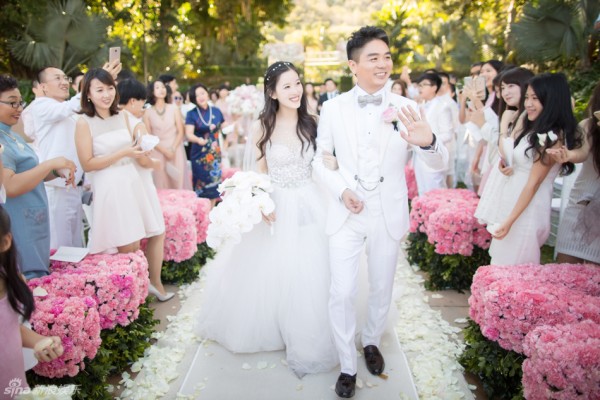 Jingdong CEO Liu and Sister Naicha get married in Australia. 