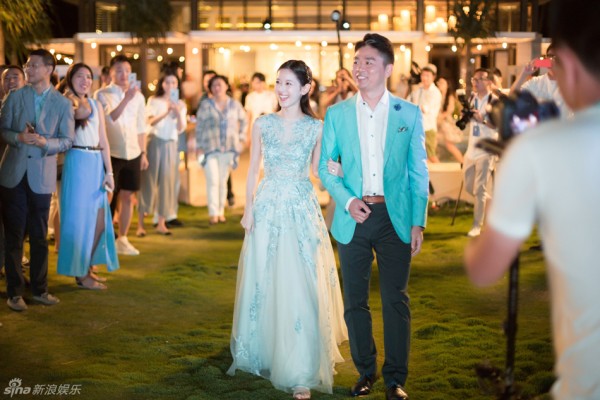 Jingdong CEO Liu and Sister Naicha get married in Australia. 
