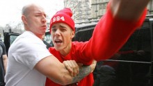 Image depicts one of Justin Bieber's prior incidents with paparazzi