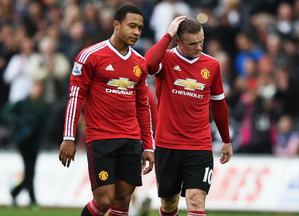 Manchester United players Memphis Depay (L) and Wayne Rooney
