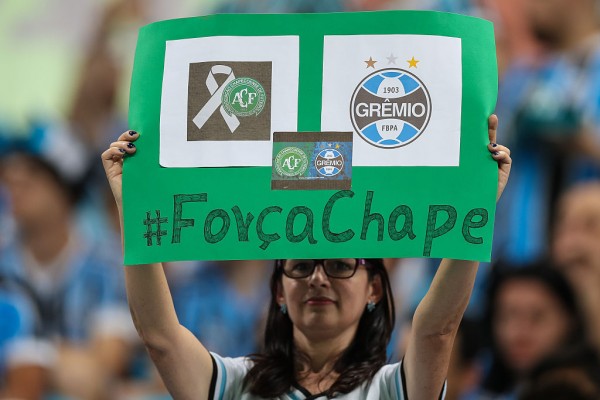  A fan of Gremio pays a tribute to the Chapecoense team.