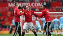Morgan Schneiderlin (L) and Memphis Depay play with Manchester United captain Wayne Rooney (middle)