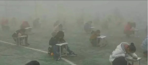 Students in a Chinese middle school were forced to take tests despite heavy smog.
