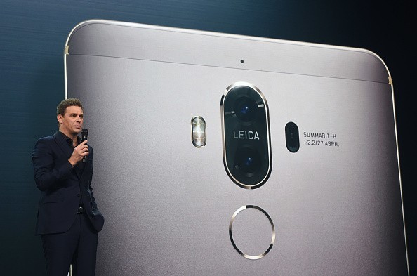 Huawei Mate 9 has 8MP front camera equipped with user-friendly auto-focus and smile capture. 