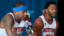New York Knicks players Carmelo Anthony (L) and Derrick Rose