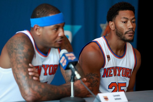 New York Knicks players Carmelo Anthony (L) and Derrick Rose