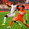 Liaoning Whowin captain James Chamanga (L)