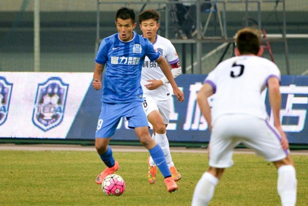 Guangzhou R&F striker Xiao Zhi (L)