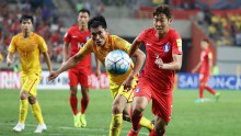 China's Zheng Zhi (L) and South Korea's Son Heung-min competes for the ball