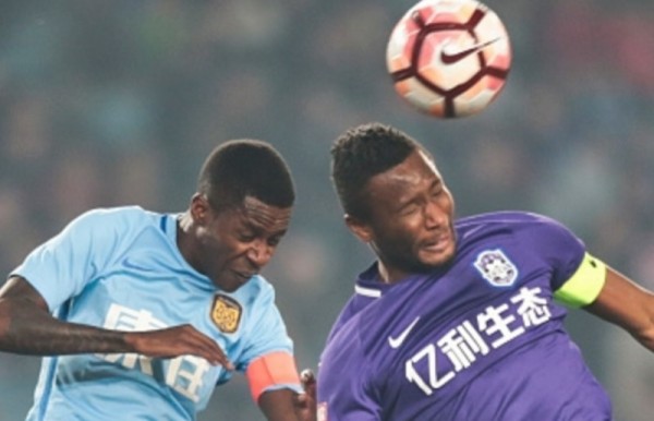 Tianjin Teda midfielder John Obi Mikel (R)