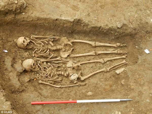 700-year-old skeleton buried hand-in-hand