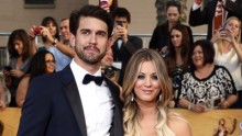 Kaley Cuoco and Ryan Sweeting poses for a picture on the red carpet