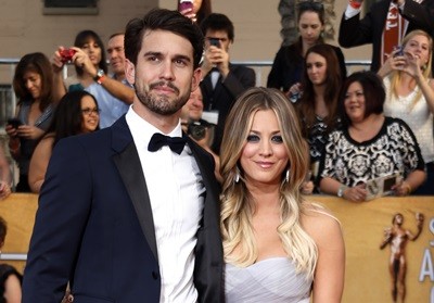 Kaley Cuoco and Ryan Sweeting poses for a picture on the red carpet