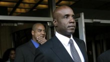 Former San Francisco Giants outfielder Barry Bonds leaves the U.S. federal courthouse following his sentencing hearing in San Francisco, California December 16, 2011.