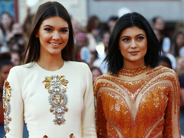 Kendall and Kylie Jennerq