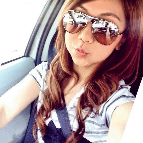 G.E.M. taking photo while driving