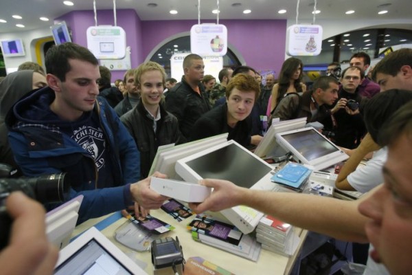 A customer purchases an iPhone 6 in a mobile phone shop in Moscow