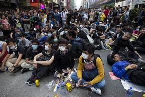 Hong Kong Police Clear Mong Kok Of Barricades; CY Leung Resumes Talks With Student Protesters