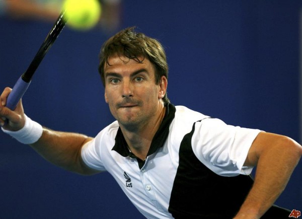 Tommy Robredo upsets fifth seeded John Isner in the opening rounds of the Valencia Open 500 in Spain