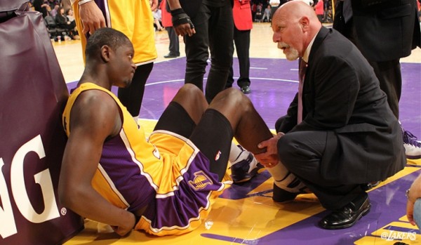 Head athletic trainer Gary Vitti attends to Lakers rookie Julius Randle. 