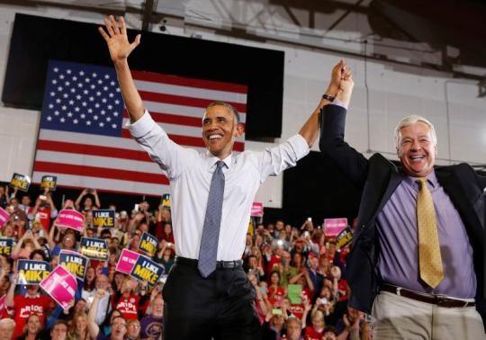 U.S. President Barack Obama pitches for Democratic gubernatorial hopeful Rep. Mike Michaud (R) at a campaign event at the Portland Expo in Maine, October 30, 2014.