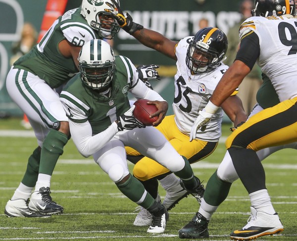 Michael Vick rushes past the Pittsburgh Steelers defense