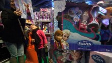 Frozen toy lines at Toys R Us