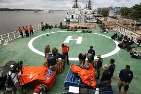 Good Weather Aids Search For Airasia Victims, Blackbox