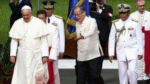 President Benigno Aquino welcoming Pope Francis