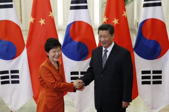 Chinese Pres. Xi Jinping (right) with South Korean Pres. Park Geun-hye at APEC meetings in Beijing, Nov. 10, 2014