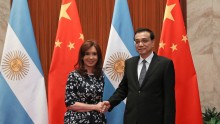 Argentine Pres. Cristina Fernandez Kirchner shakes hands with China's Premier Li Keqiang in Beijing, Feb.5, 2015.