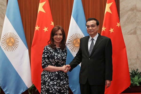 Argentine Pres. Cristina Fernandez Kirchner shakes hands with China's Premier Li Keqiang in Beijing, Feb.5, 2015.