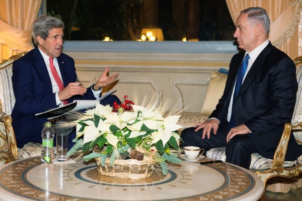 U.S. Sec. of State John Kerry (L) meets with Israeli Prime Minister Benjamin Netanyahu (R), Rome, Dec. 15, 2014.
