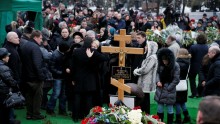 Mourners surround the grave of Boris Nemtsov during his funeral in Moscow. March 3, 2015.