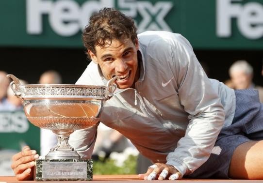 Rafa poses on the clay court of Roland Garros with French Open crown