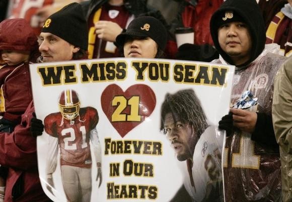 Washington Redskin fan holds up a banner in remembrance of Sean Taylor