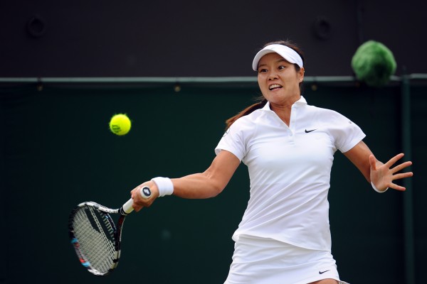 Li Na fires a blistering forehand down the line in the 2nd round of Wimbledon