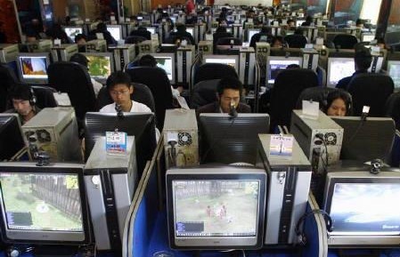 People use computers at an Internet cafe in Kunming, southwest China's Yunnan province March 13, 2007.