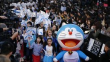 Life-size Doraemon walks the red carpet 