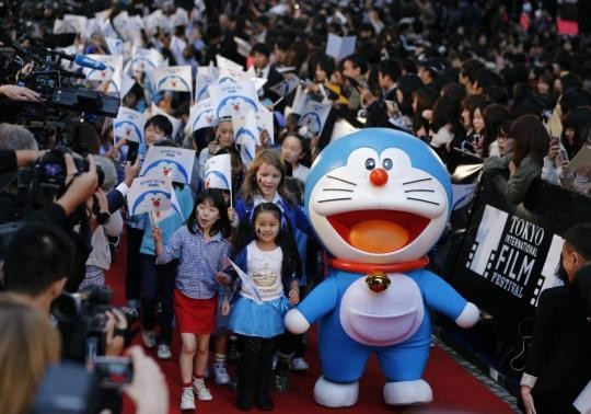 Life-size Doraemon walks the red carpet 