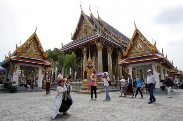 Chinese tourists visit Wat Phra Kaeo 