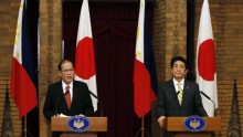 Philippines' President Benigno Aquino and Japan's Prime Minister Shinzo Abe (R) 
