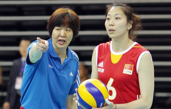 China head coach Lang Ping instructs Junjing Yang on where to serve the ball
