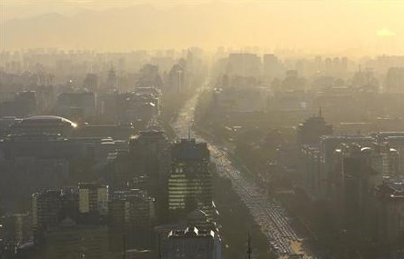 Vehicles are seen on Chang'an Avenue at the rush hour in Beijing, August 29, 2013.