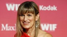 Director Catherine Hardwicke poses at the Women in Film 2009 