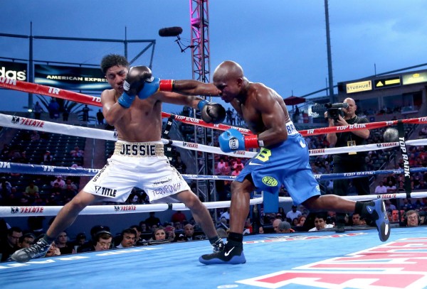 Tim Bradley (blue trunks) vs Jessie Vargas