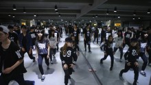 Kim Si-yoon, center, takes part in a dance class at DEF Dance Skool