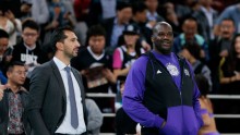 Peja Stojakovic (L) and Shaquille O'Neal